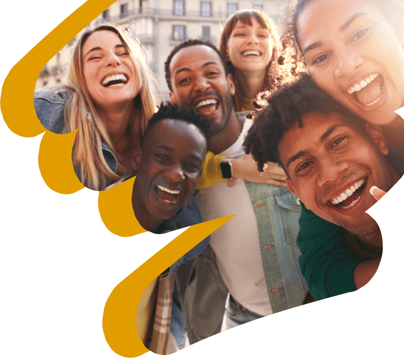Groupe de voyageurs souriants