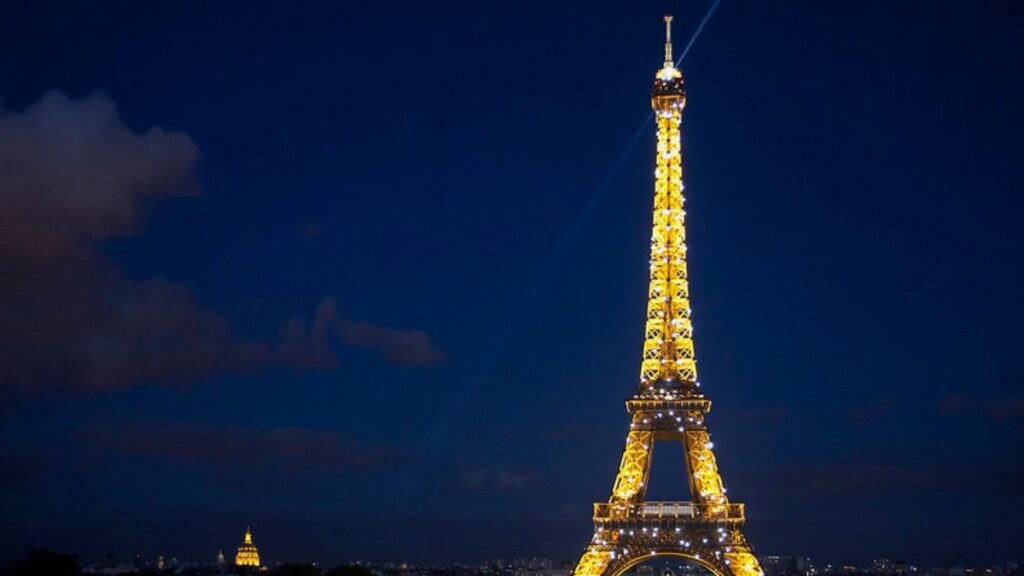 Photograph the Eiffel Tower sparkle at night