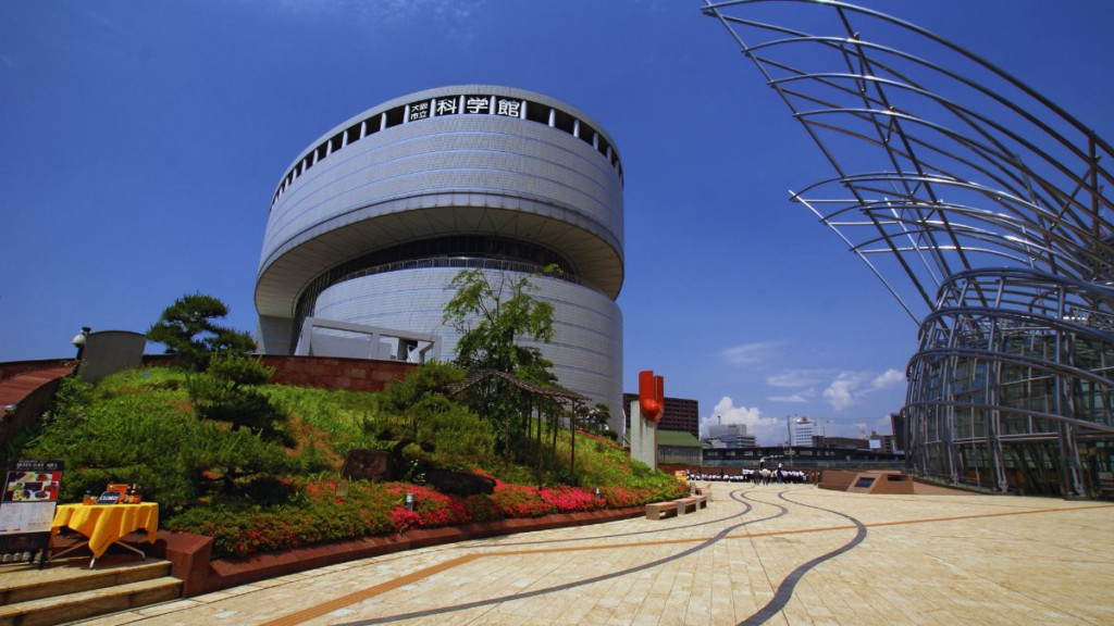 家族向けの大阪科学館を訪れる