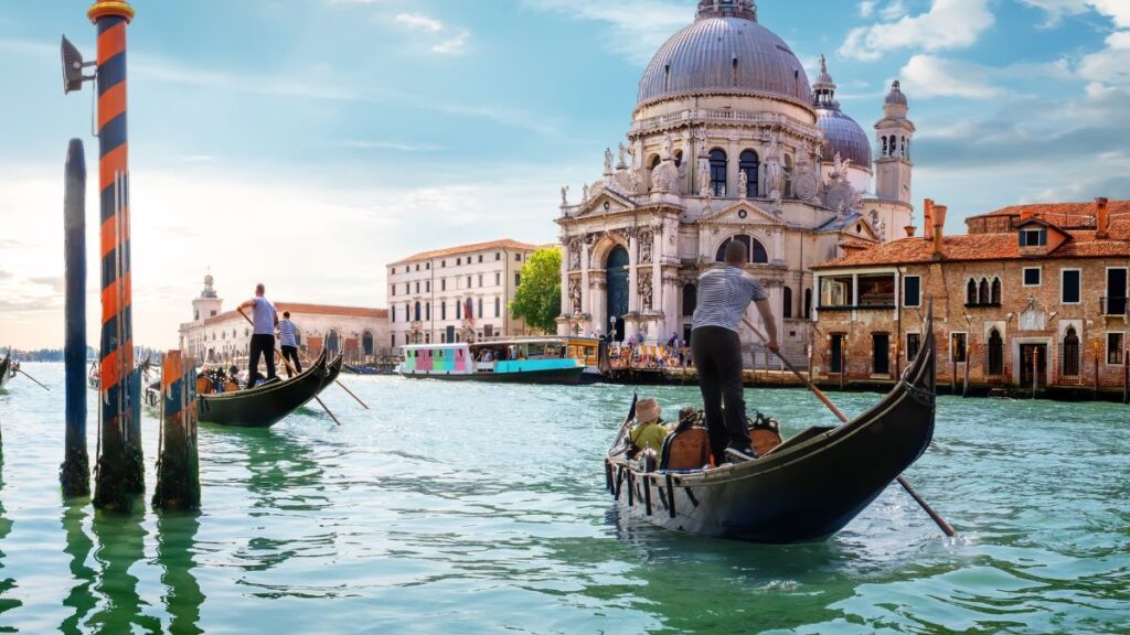 Ubigi Travel Blog Visit Venice Itinerary Attractions Gondola Ride