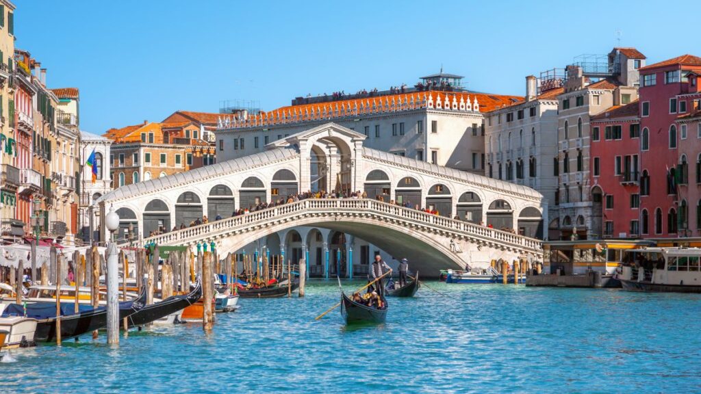Ubigi Travel Blog Visit Venice Itinerary Attractions Rialto Bridge