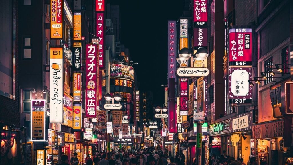 Where to buy souvenirs in Tokyo? Explore the streets of Shinjuku for souvenirs