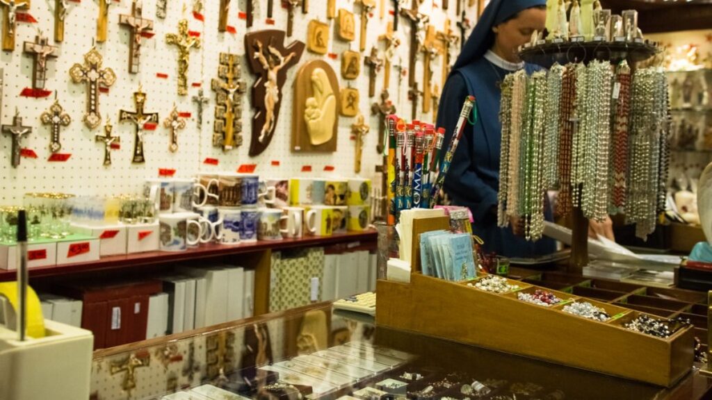 Where to buy souvenirs in Rome? Lot of stores sell Roman inspired jewelry in Rome