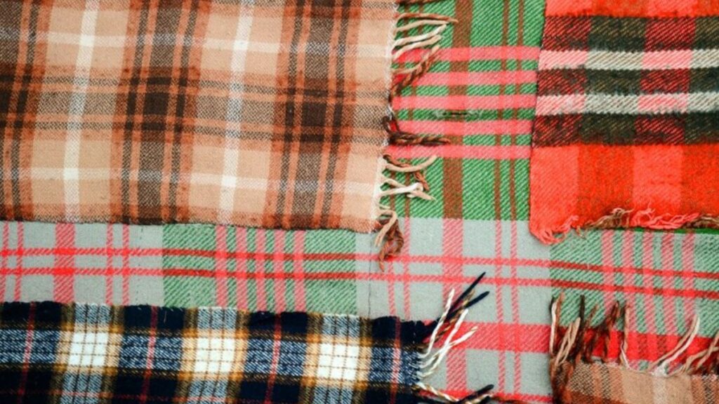 Besuchen Sie Johnstons of Elgin und Liberty London für Tartan-Schals