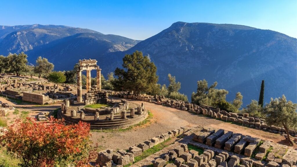 Visit Greece : The Ultimate Itinerary Visit the iconic Delphi Ruins