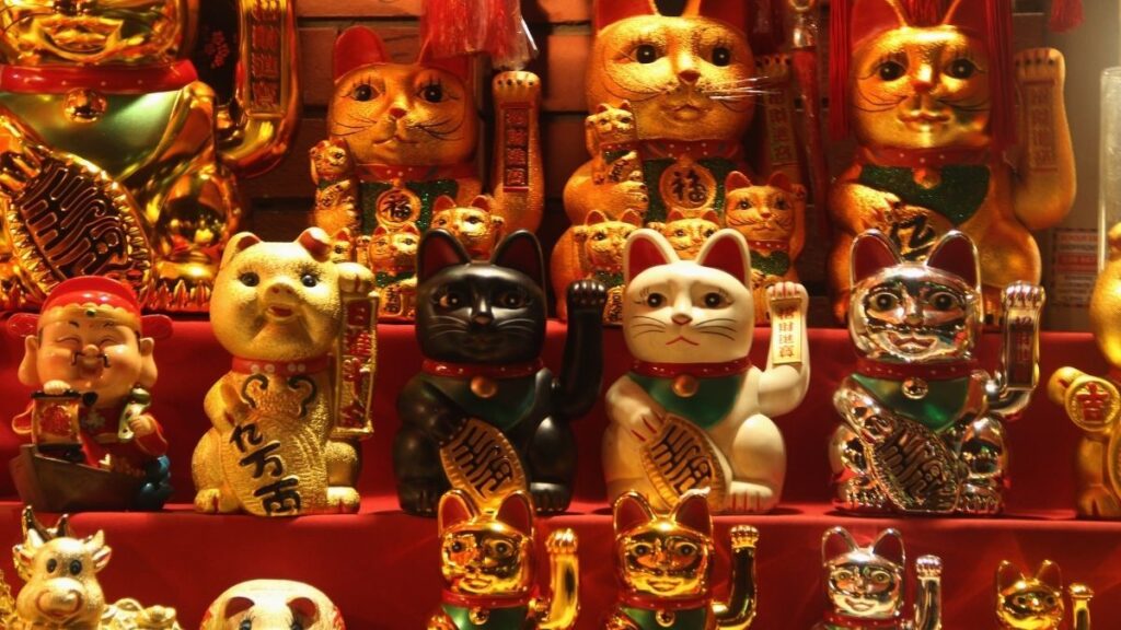 Where to buy souvenirs in Tokyo? Maneki Neko figurines are considered to be lucky