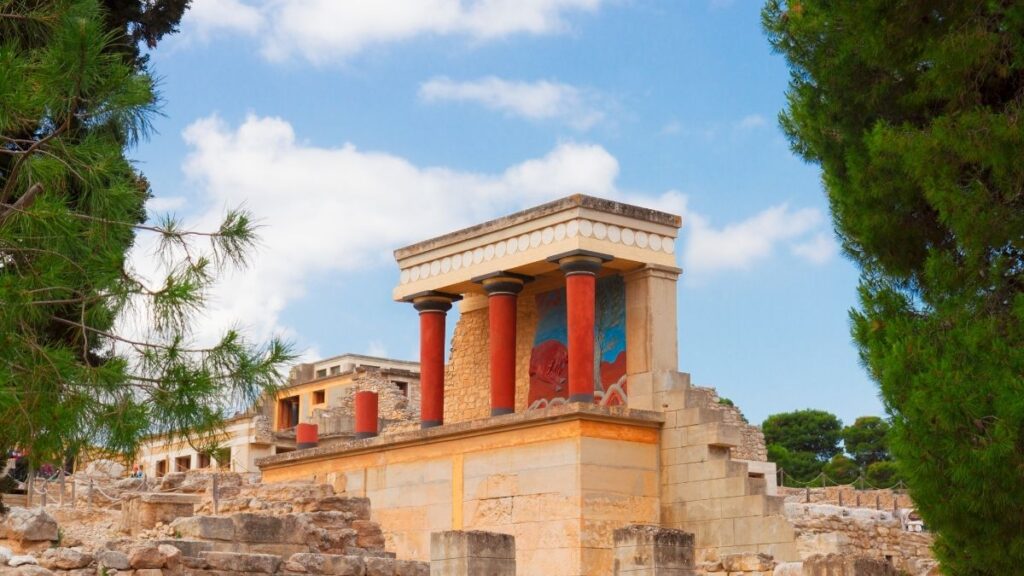 Visit Greece : The Ultimate Itinerary - the ancient Minoan civilization in Knossos