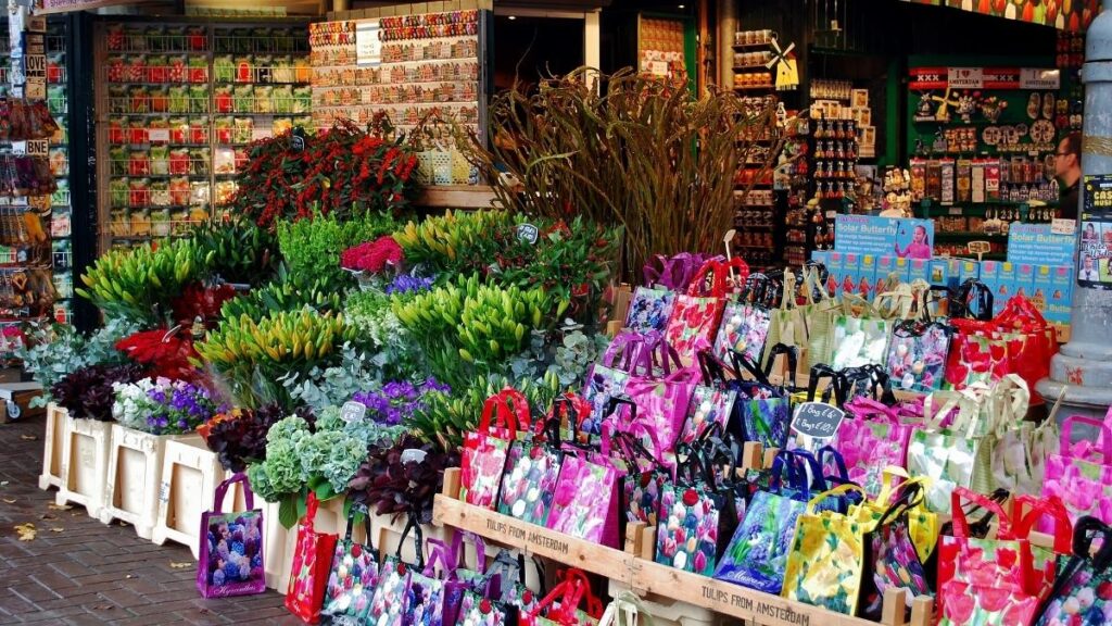 アムステルダムのフローティング・フラワー・マーケット、ブルーメン・マルクトで様々な花や花の種を買う