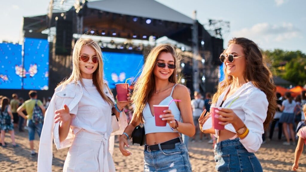 Always stay hydrated and eat to avoid fatigue during the Sonar and OffSonar festiavals
