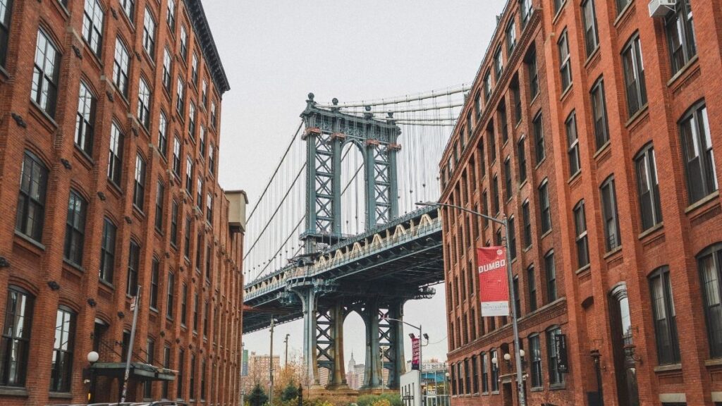 Prendre une photo devant l'emblématique pont de Brooklyn à New York