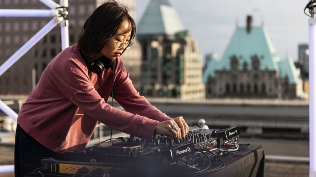 Go to a rooftop dj for a complete experience