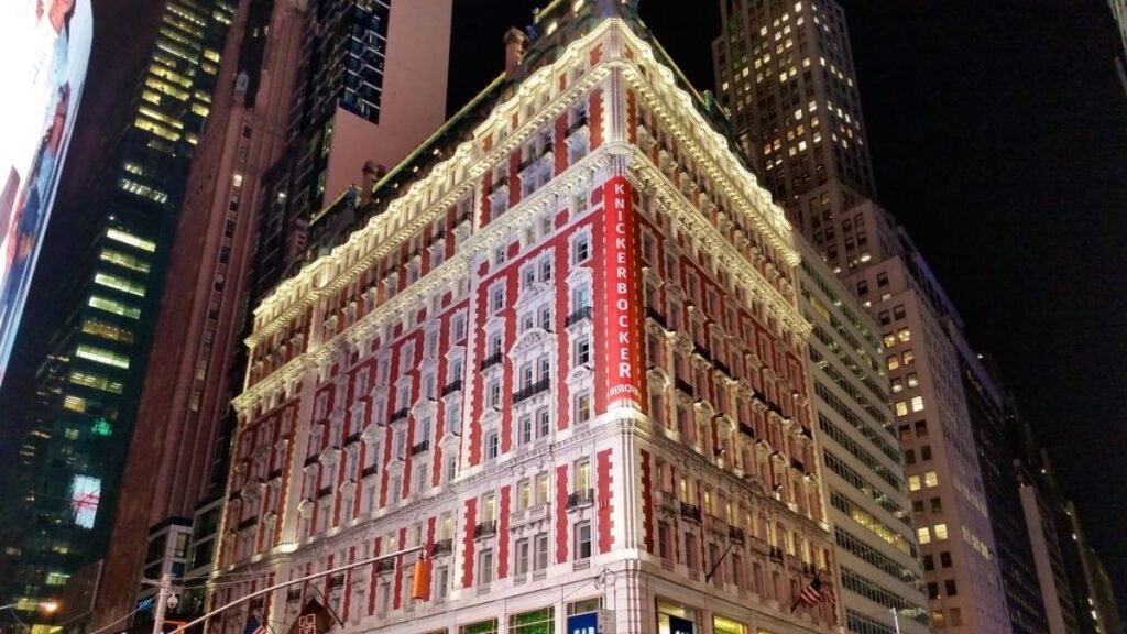 Les hôtels classiques comme le Knickerbocker offrent un accès inégalé aux plus grands sites touristiques.