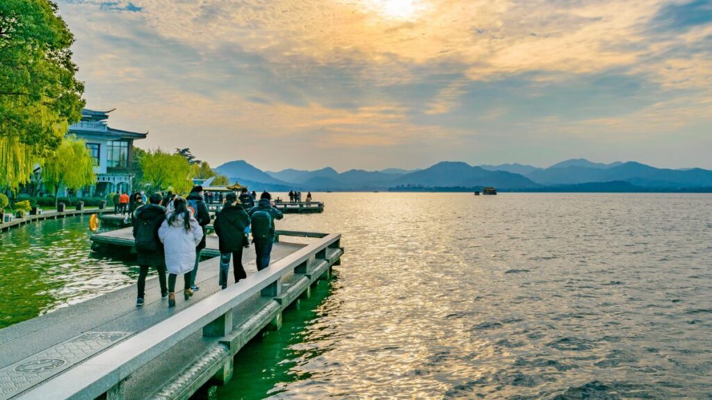 10 Unforgettable Experiences to Try in China : West Lake