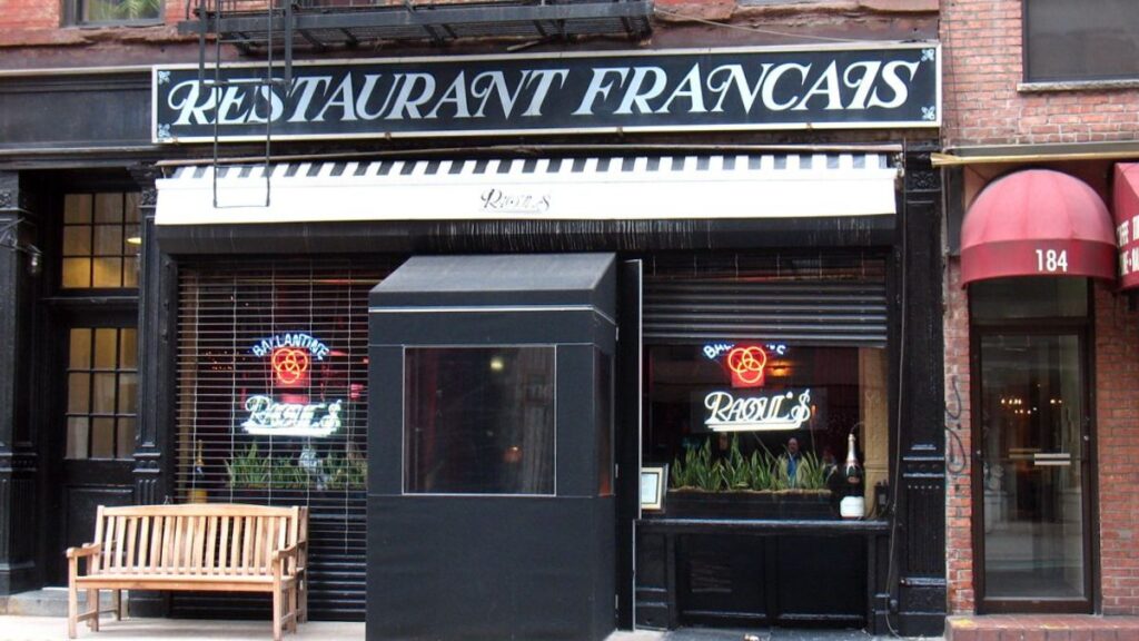 Essayez les restaurants classiques comme Raoul's à New York.