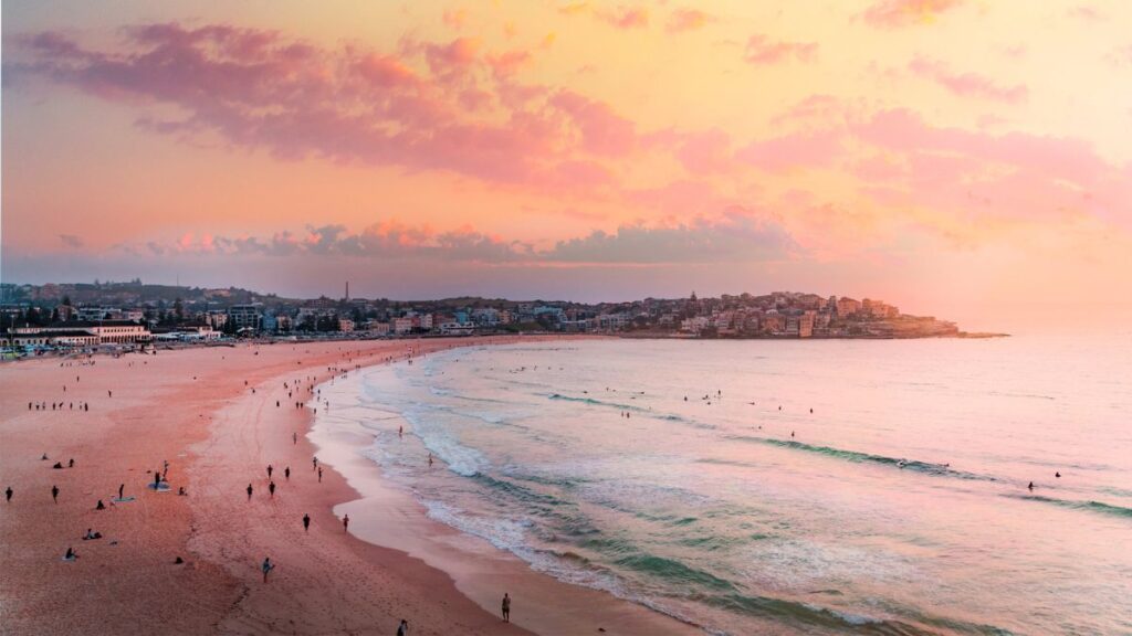 La plage de Bondi est l'un des meilleurs endroits de Sydney pour prendre des photos à l'heure dorée.