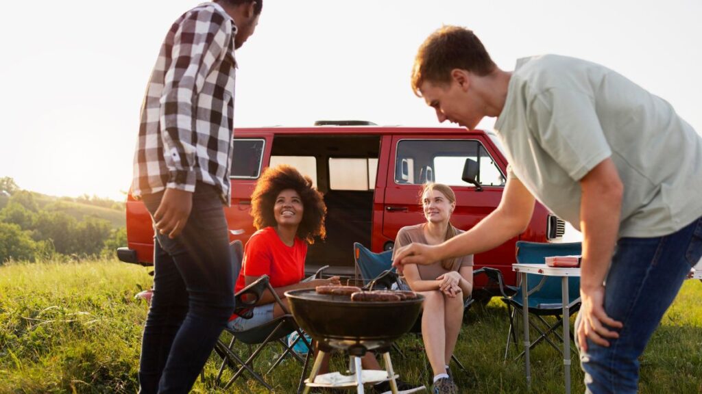 Budgetierung von Road-Trips mit mehreren Stopps - Viele Camps bieten Außengrills zum Kochen und Zubereiten von Mahlzeiten