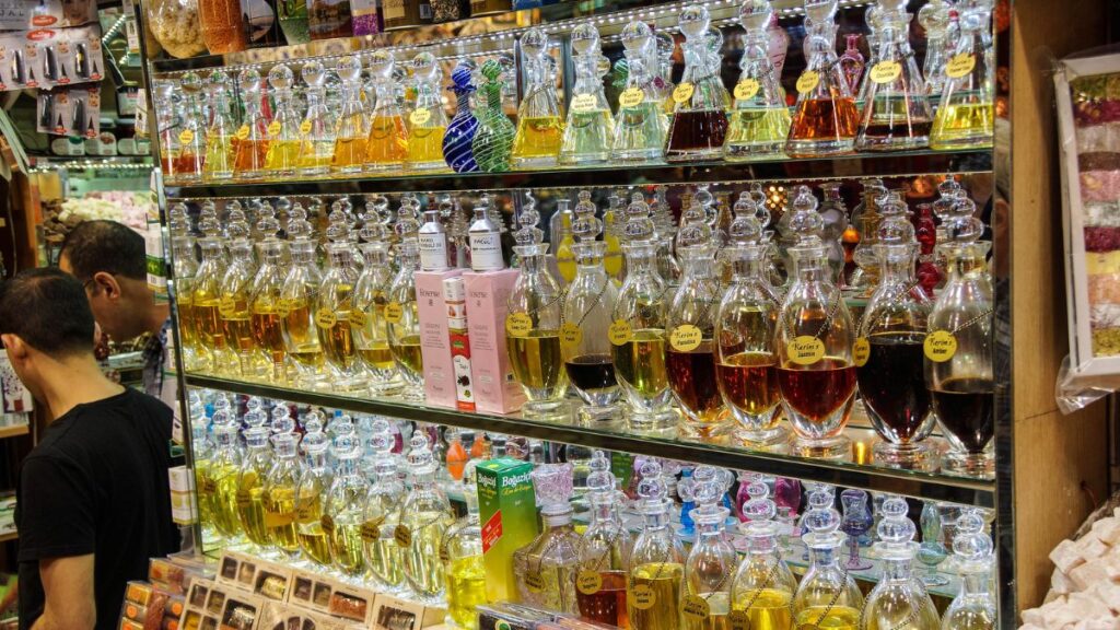 Entdecken Sie Parfüm- und Attar-Geschäfte