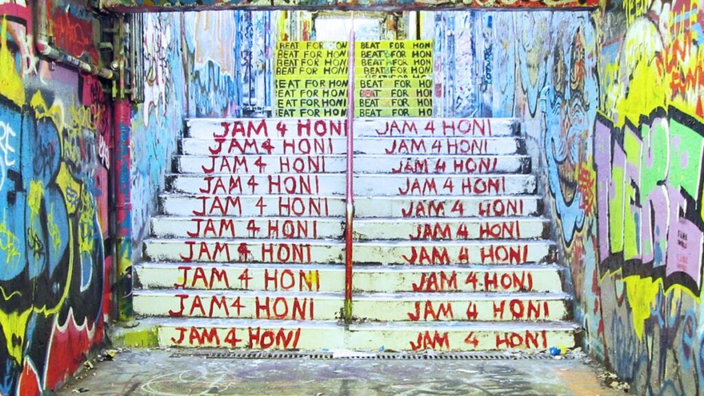 N'oubliez pas de visiter le tunnel des graffitis à Newtown.