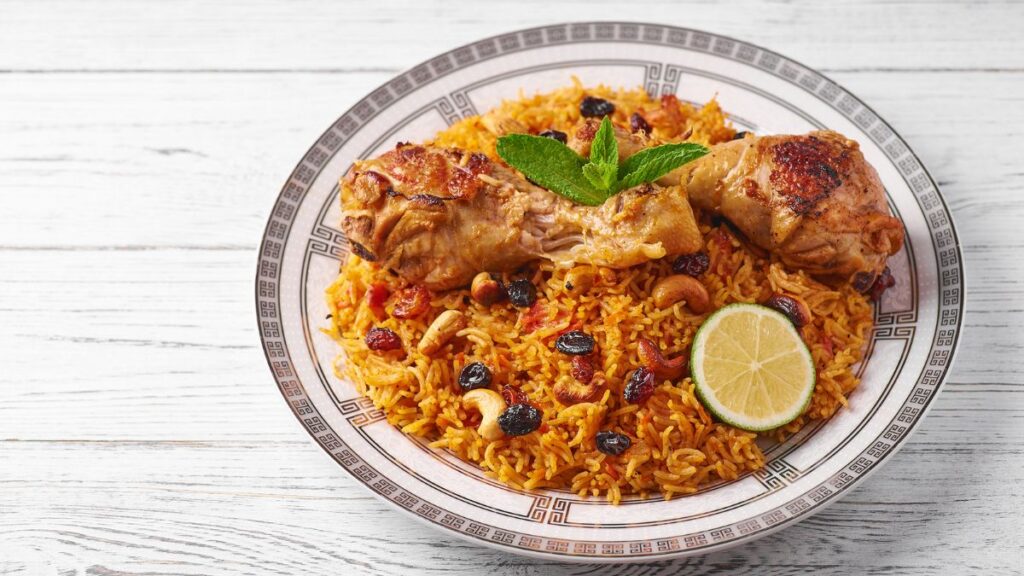 Probieren Sie die traditionelle saudische Küche