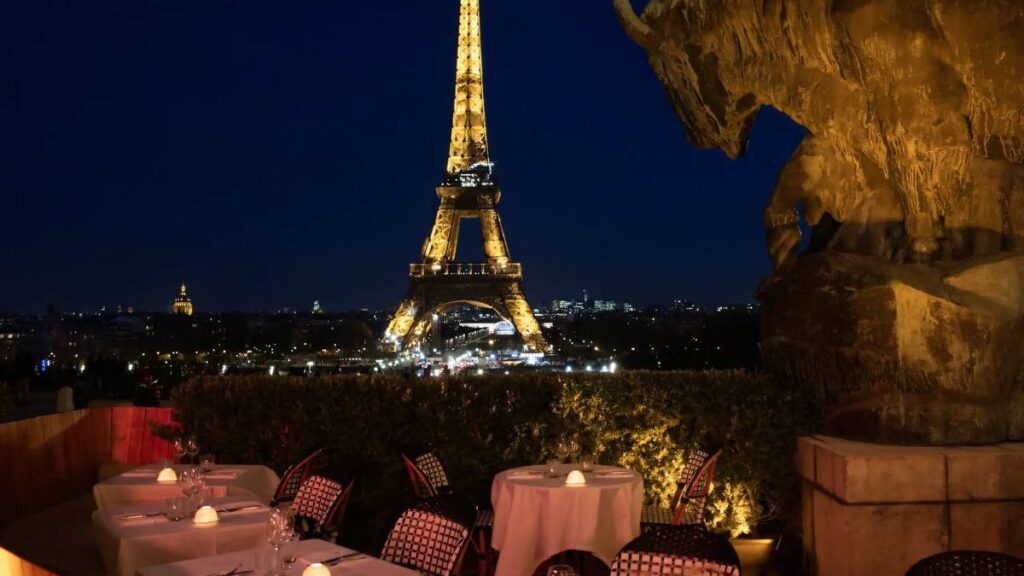 Le Café de l'Homme mit atemberaubendem Blick auf den Eiffelturm in Paris