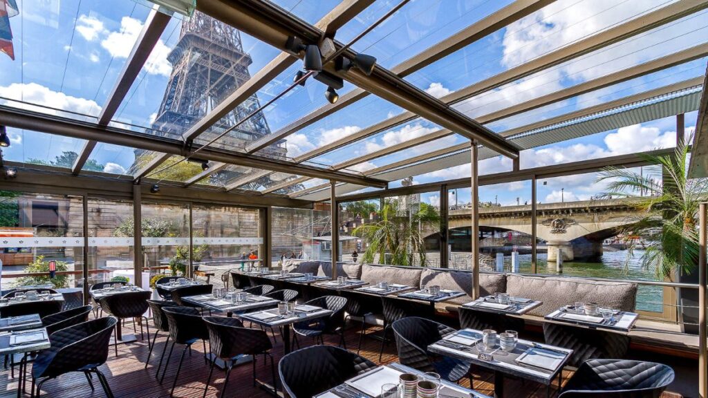 Le Bistro Parisien Restaurant Atemberaubender Blick auf den Eiffelturm in Paris
