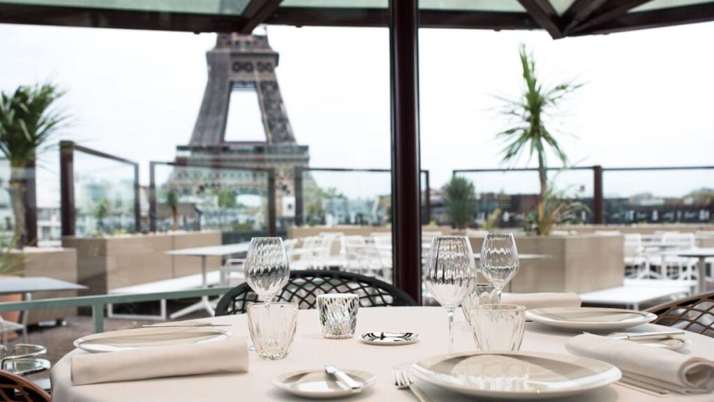 Les Ombres Restaurant mit atemberaubendem Blick auf den Eiffelturm in Paris