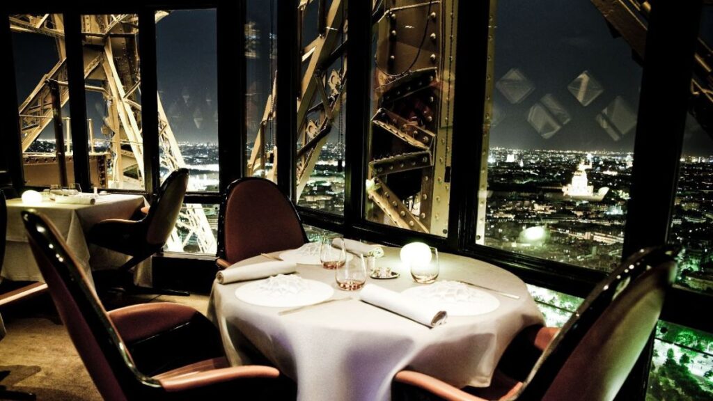 58 Tour Eiffel Restaurant in Paris mit atemberaubendem Blick auf den Eiffelturm