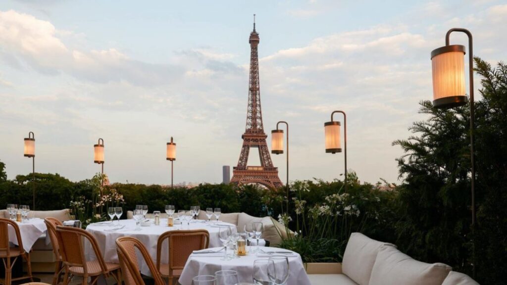 Restaurant Girafe mit atemberaubendem Blick auf den Eiffelturm in Paris
