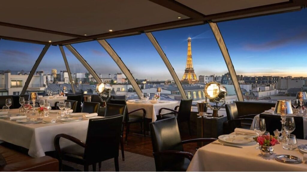L'Oiseau Blanc Restaurant mit atemberaubendem Blick auf den Eiffelturm in Paris