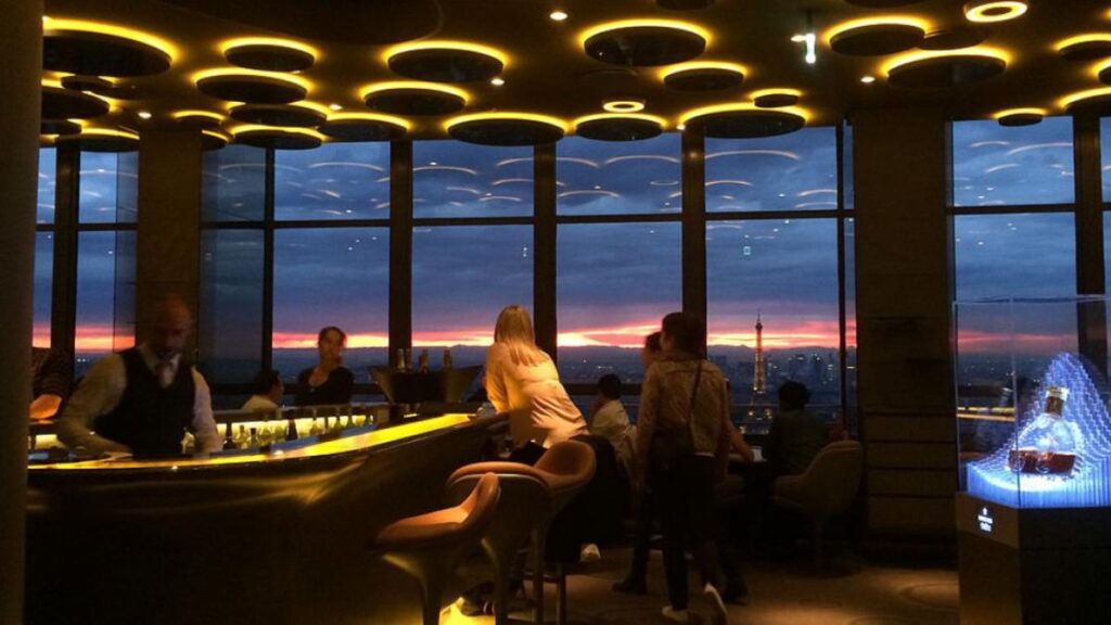 Le Ciel de Paris Restaurant mit atemberaubendem Blick auf den Eiffelturm in Paris