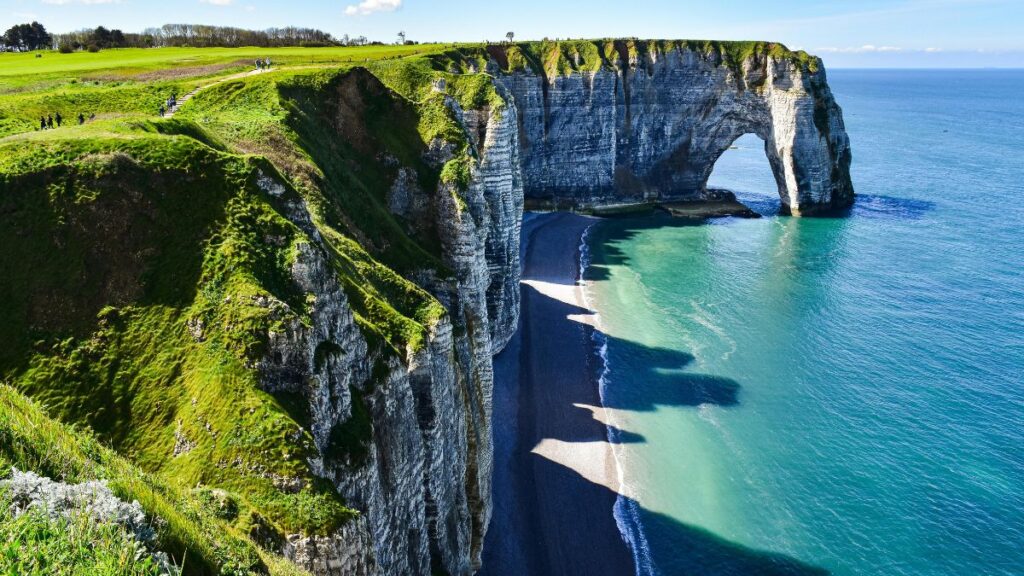 Étretat Cliffs are perfect for a romantic getaway from Paris