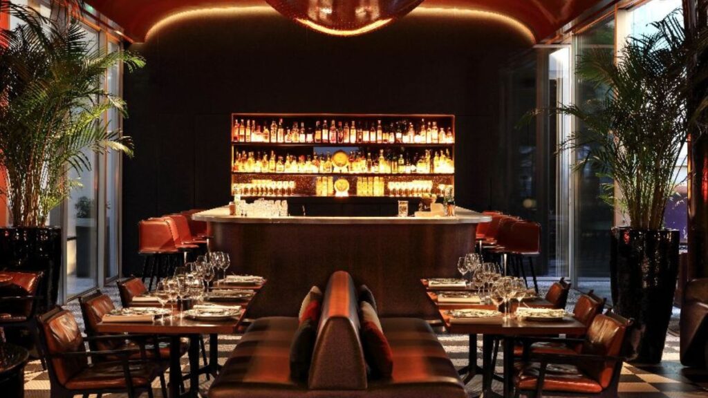 Les Bains Douches Restaurant Atemberaubender Blick auf den Eiffelturm in Paris