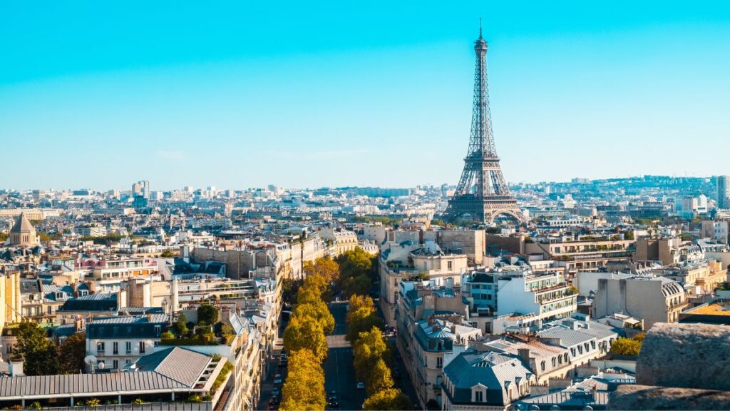 Must Things to Do in Paris : Visit the Eiffel Tower