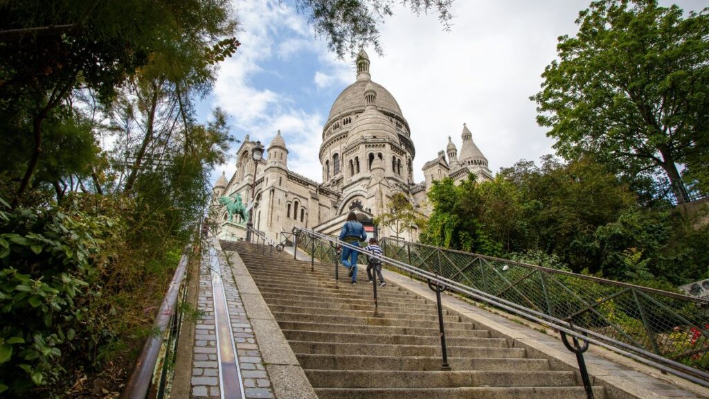 Must Things to Do in Paris : Stroll through Montmartre