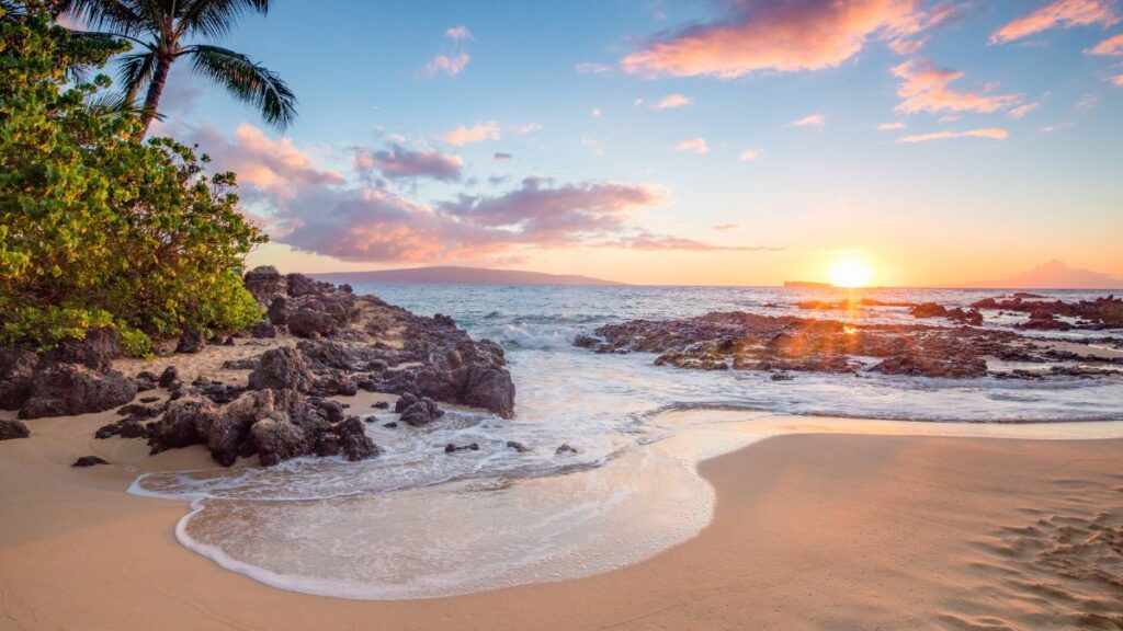 Maui Coastal Attractions and Secret Beaches in Hawaii -  Makena cove 