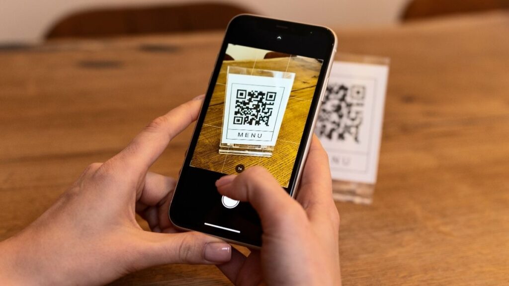 Scannen der Speisekarte eines Cafés bei besserer Beleuchtung mit dem iPhone