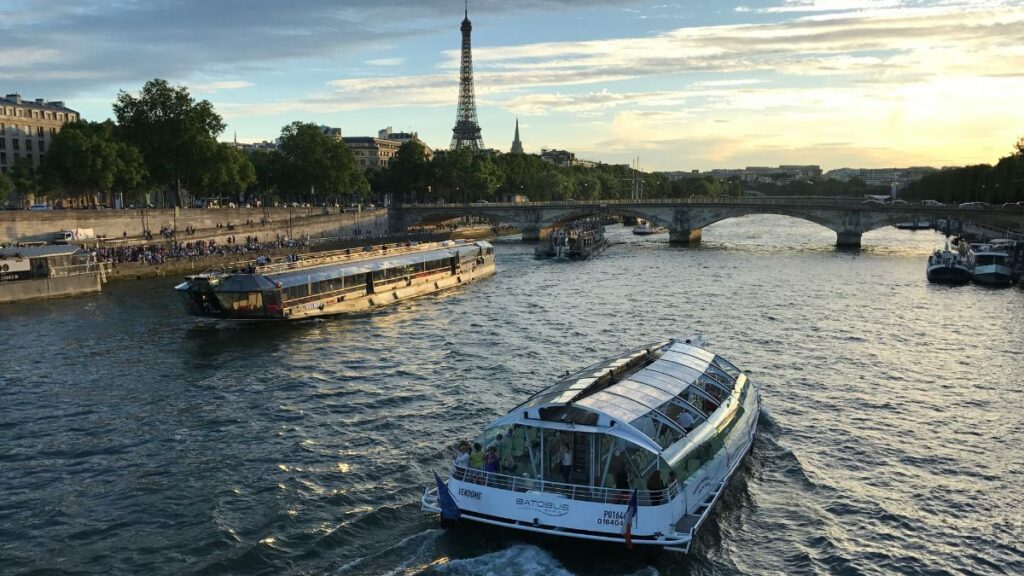 Must Things to Do in Paris : Experience Seine River Cruise