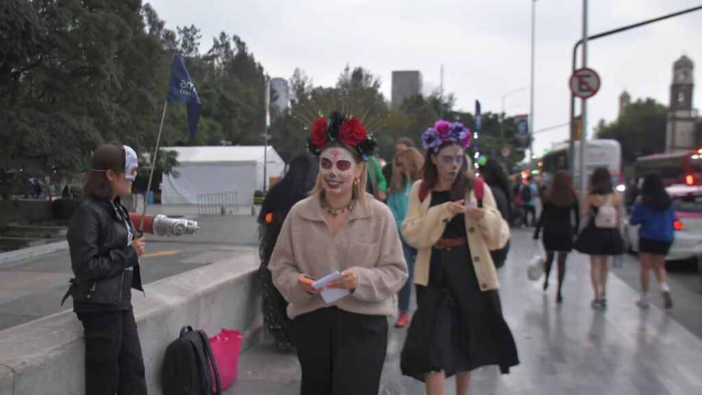 Where to Experience Día de los Muertos Festivals / How Travelers Can Participate Respectfully