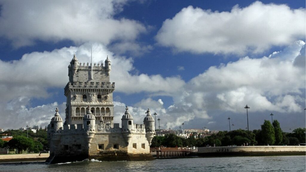 Discover the best months to go to Lisbon with Ubigi eSIM data plans