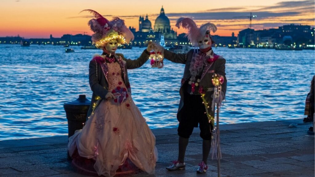 Découvrez le Carnaval de Venise de nuit avec Ubigi eSIM