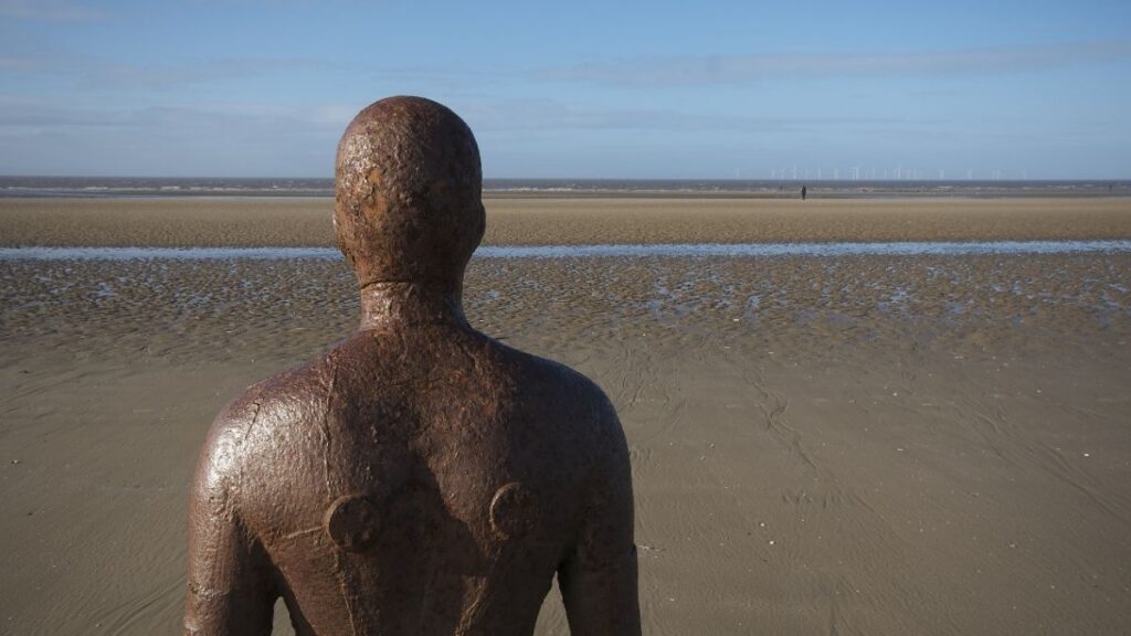Partagez une photo incroyable de Crosby Beach en ligne avec Ubigi eSIM data plans