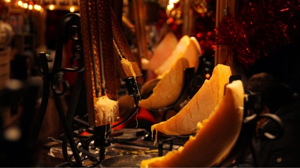 Découvrez comment la raclette suisse est traditionnellement dégustée