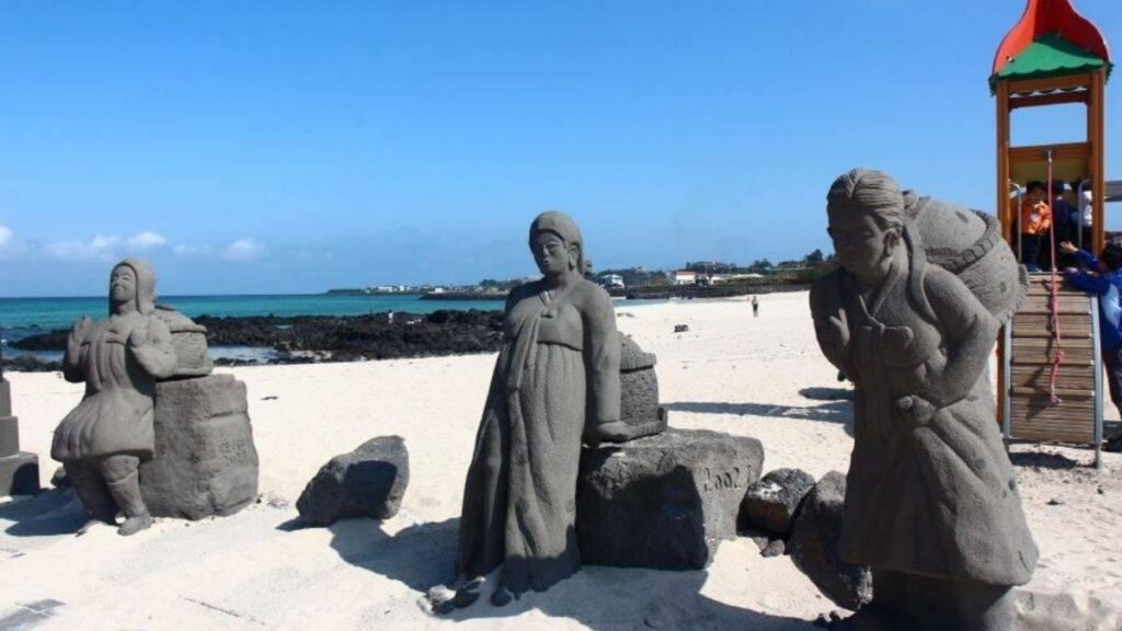 Travel Guide to Jeju Island - Gwakji Gwamul Beach
