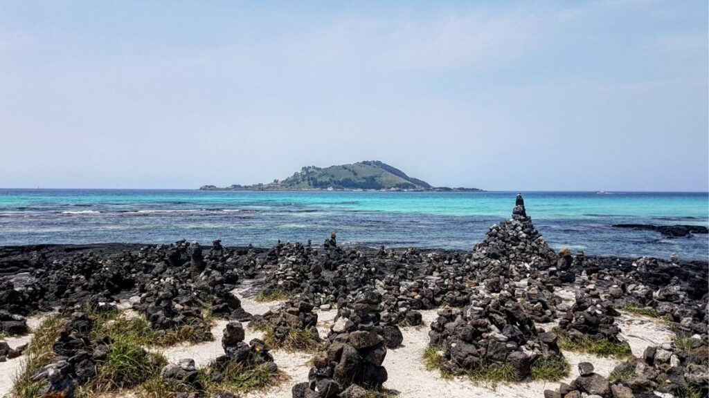 Travel Guide to Jeju Island - Hyeopjae Beach