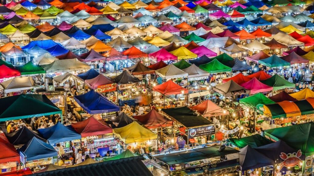 Mercato del fine settimana di Chatuchak, di notte