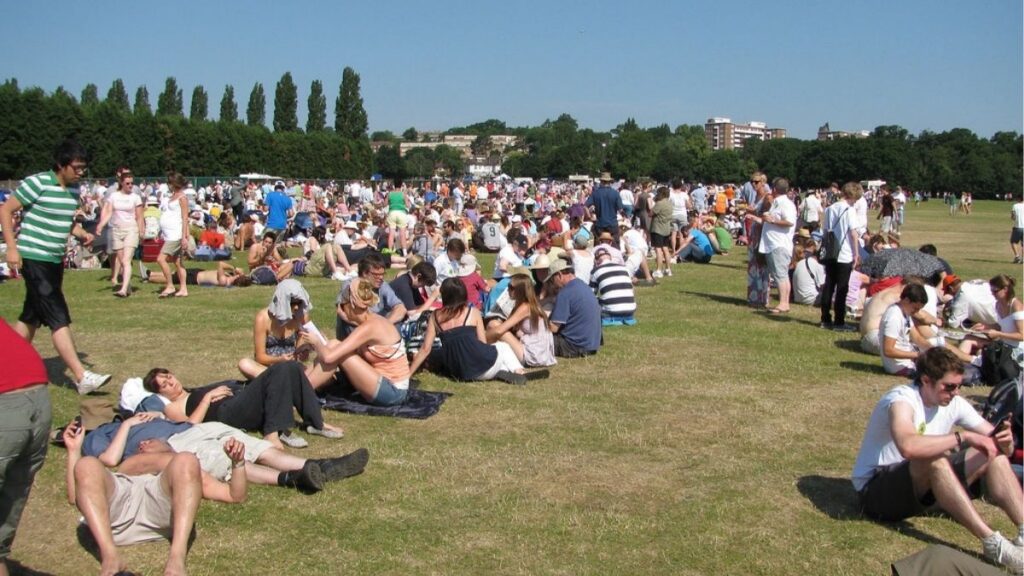 10 Mistakes to Avoid at Wimbledon - Underestimating Queue Times