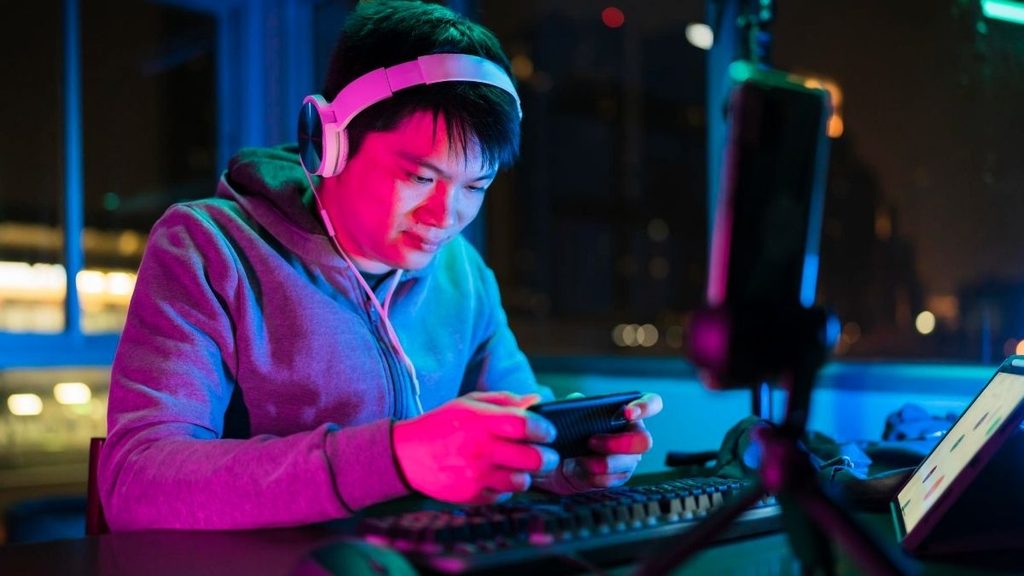 Which Connectivity Option Is Best for Gaming While Traveling?