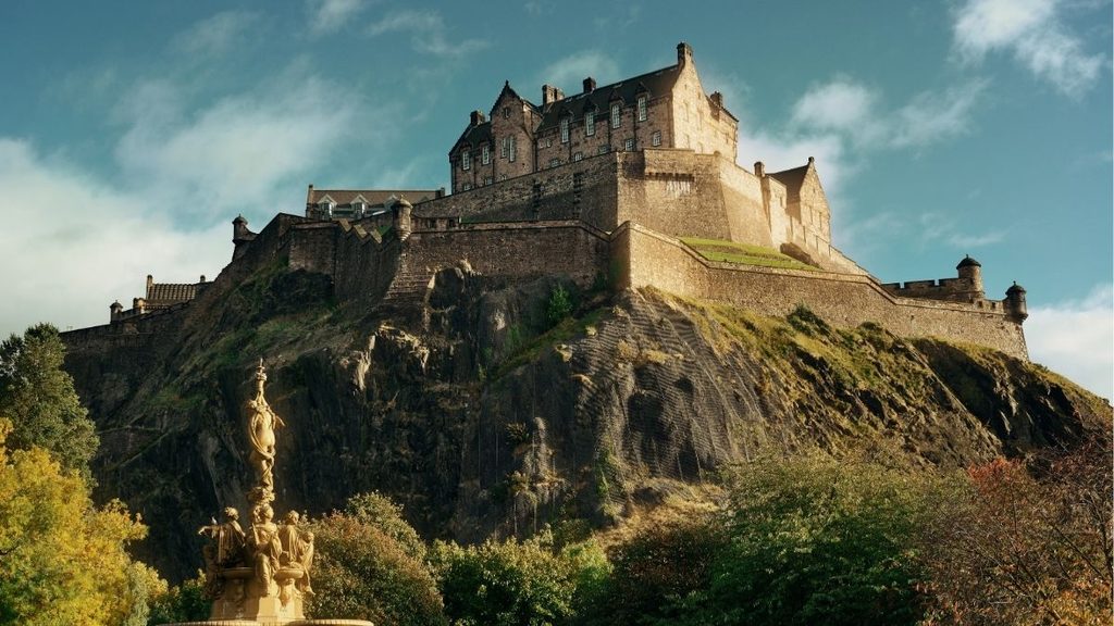 Explore the famous Edingburgh Castle